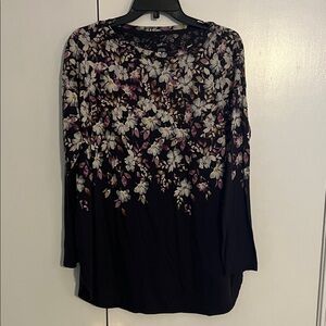 J.JILL MED FIT RELAXED SHIRTTAIL TOP.plum color & white-dusty rose small flowers